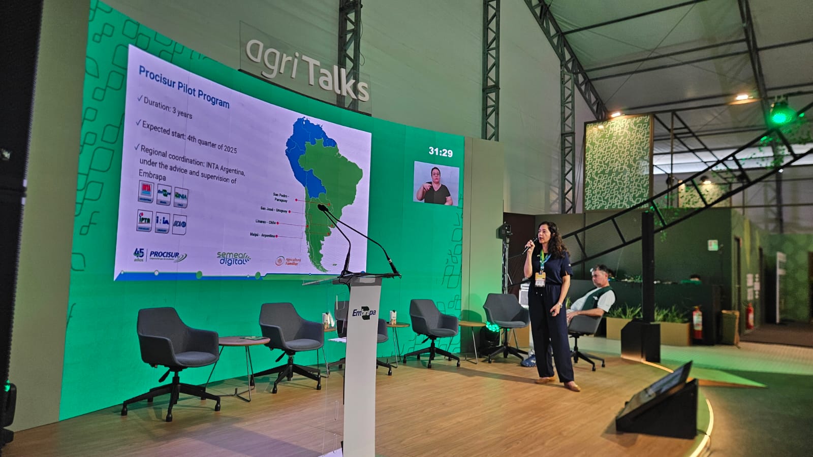 Luciana Alvim Romani durante apresentação na AgriZone da COP30